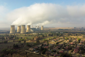 位于南非普马兰加省普伦霍普镇附近的燃煤亨德里纳发电站。