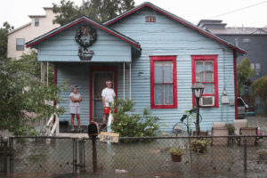 2017年8月，德克萨斯州休斯顿的Cottage Grove社区的居民目睹了洪水包围他们的房子。