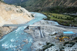 2018年10月，尼泊尔Tumkot村附近，一座横跨Karnali河的桥梁正在施工。