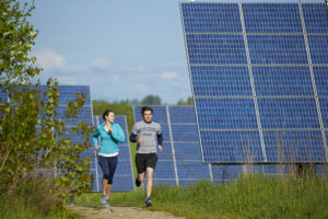 在佛蒙特州的明德学院郊区，学生们在蜿蜒穿过太阳能电池板的跑道上慢跑。