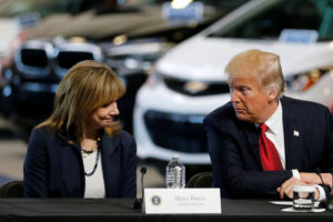 2017年3月，通用汽车首席执行官玛丽·巴拉在密歇根州伊普斯兰蒂镇的一场新闻发布会上与特朗普总统交谈。