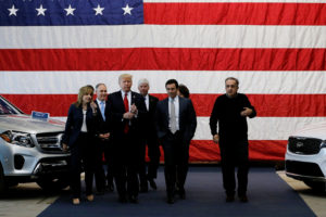 总统特朗普与美国汽车行业高管和EPA管理员Scott Pruitt（左边的左侧）在Michigan。 