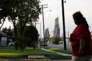 在德克萨斯州的亚瑟港(Port Arthur)，有一条住宅区街道，旁边是一家大型炼油厂。这座城市有超过三分之二的人口是非洲裔和拉丁裔。