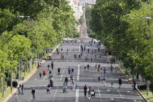 Castellana Avenue的行人和骑自行车骑士，在5月10日在马德里市中心的车辆上关闭。