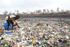 孟买海岸线上散落着塑料垃圾的“拾荒者”。