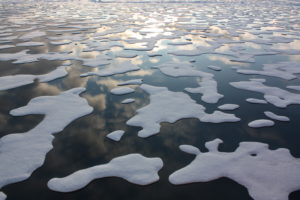 北极海洋海冰融化如美国海岸警卫队防寒刀堆积。