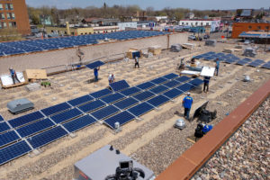 一个204千瓦的社区太阳能电池板被安装在明尼阿波利斯的夏伊洛神庙国际部门的屋顶上。