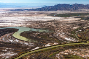 下加利福尼亚的科罗拉多河三角洲是由古老河道、潮汐盐滩和从农田流向北部的径流组成的马赛克。