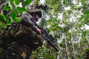 一名政府军士兵在哥伦比亚南部瓜维亚雷的前激战地区巡逻。