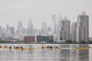 划桨在2018年在费城附近的特拉华河的皮划艇运动员。