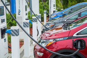 通用汽车(General Motors)已与EVgo合作，在美国各地部署了2700多台快速充电器