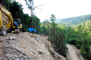 印尼军方在巴布亚北部为跨巴布亚高速公路的一段清理树木。