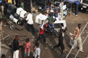 小贩们在尼日利亚拉各斯的Alaba国际市场上销售二手空调。