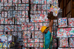 去年6月，回收材料被堆放在哥斯达黎加的工厂里。