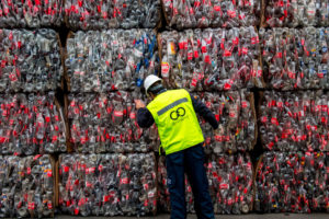 工作者检查塑料瓶在智利圣地亚哥的回收中心。
