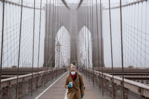 一名妇女在3月20日在布鲁克林大桥走。