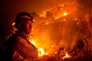 9月15日，一名消防员在加州蒙罗维亚山猫火灾现场。