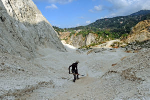 2014年4月，海地太子港附近，一名工人在矿场收集沙子。