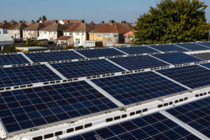 一个25千瓦太阳能阵，在英国布里斯托尔的社区拥有能源合作社的一部分。