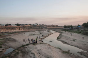 尼日利亚北部城市迈杜古里的人们聚集在季节性的恩加达河沿岸，这条河流入乍得湖。