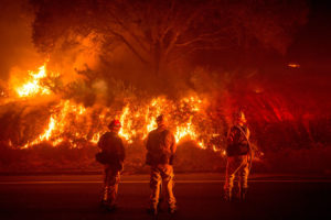 消防员在加利福尼亚州Mariposa附近战斗野火。