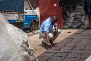 在加纳阿克拉的一个郊区，一名工程师正在检查由回收塑料制成的铺路石。