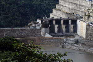 4月份，哥伦比亚伊图安戈大坝建筑工地发生山体滑坡，迫使至少2.5万人撤离。
