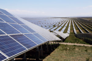 在2018年7月，中国青海省巩河县的太阳能农场。