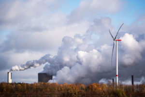 在德国Bergheim附近的Niederaussem燃煤发电厂旁边运行的风力涡轮机。