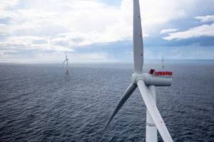 位于北海的苏格兰海风项目中的漂浮涡轮机。