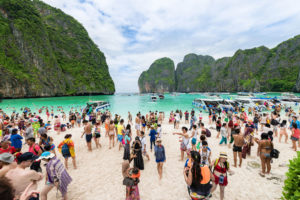 在政府关闭该地区以恢复生态系统之前，泰国的玛雅湾一天就吸引了5000名游客。