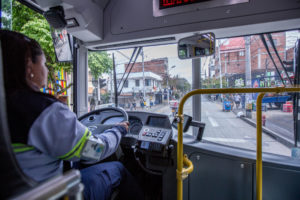 一辆电动巴士在哥伦比亚Medellín的街道上行驶。