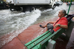 在迈阿密海滩(上图)，和美国东海岸的其他地方一样，季节性涨潮引发的洪水近年来由于海平面上升而变得更188金宝搏亚洲体育搏彩加严重。