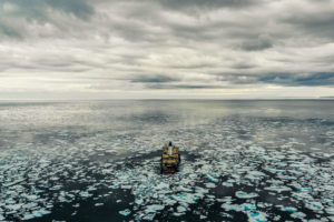上个月，“奥登”号破冰船驶过了加拿大北极地区兰开斯特海峡的第一年冰区。