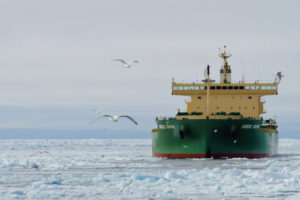 北欧猎户座货船通过北极运送煤炭。