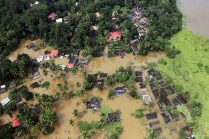 去年8月，印度喀拉拉邦部分房屋被水淹没。