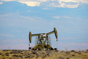 犹他州东北部联邦土地上的一个油泵，背景是乌因塔山脉。