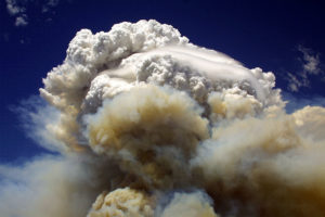 一朵Pyrocumulonimbus云在2004年7月在亚利桑那州Payson附近的柳树火。