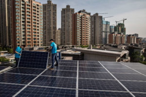 工人们在中国武汉的屋顶安装太阳能，武汉已经加入了全球城市对抗气候变化的行列。