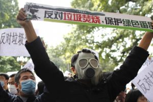 活动人士抗议中国南方城市广州的垃圾发电焚烧炉。