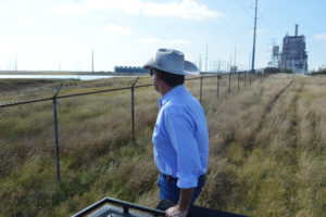詹森·皮勒(Jason Peeler)从他位于德克萨斯州克莉丝汀的农场上俯瞰圣米格尔(San Miguel)的燃煤发电厂。