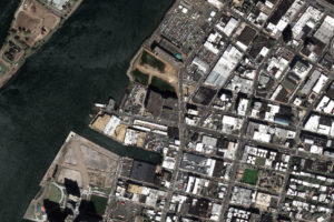 纽约市绘了大约700万平方英尺的焦油屋顶白色，以较低的温度。