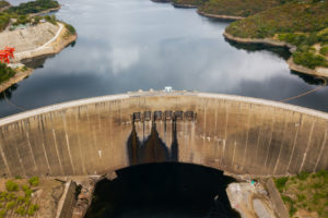 工程师们在南非赞比西河420英尺高的卡里巴大坝上发现了裂缝。