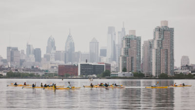 2018年，皮划艇选手在费城附近的特拉华河划桨。