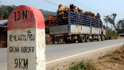 木材通过卡车经过老挝北部的罗南塔省运往中国边境。