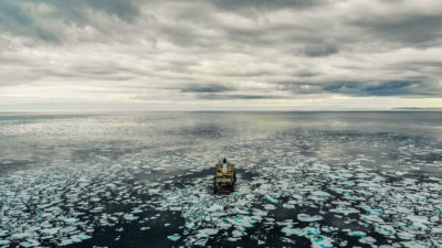 上个月在加拿大北极的兰开斯特兰开斯特岛的一股冰雪中驾驶了这艘破冰船。