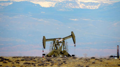 在联邦土地的油泵在犹他的东北部，与Uinta山脉在背景中。