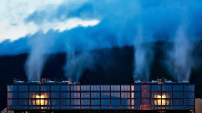 数据中心，比如谷歌在俄勒冈州戴尔斯的工厂，会产生大量的废热。