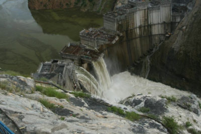 埃塞俄比亚北部在建的Tekeze大坝。该项目主要由中国公司出资和建造，于2009年开始运营。