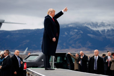 总统特朗普到达2018年博尔格莱德·蒙大拿州的Bozeman Yellowstone International机场竞选集会。